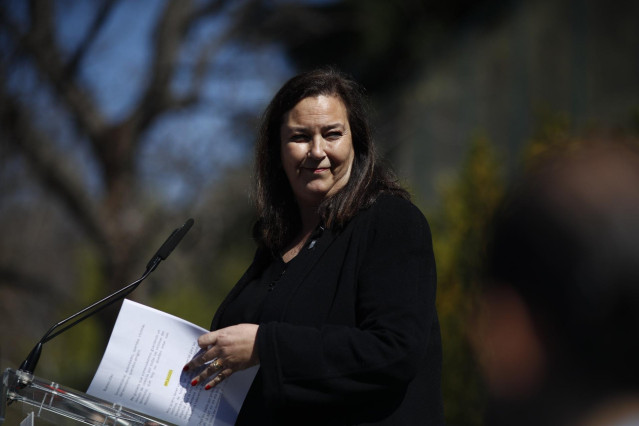 La presidenta de la Asociación Víctimas del Terrorismo (AVT), Maite Araluce, durante una intervención en el acto en memoria de las víctimas del 11-M en el Bosque del Recuerdo del parque del Retiro