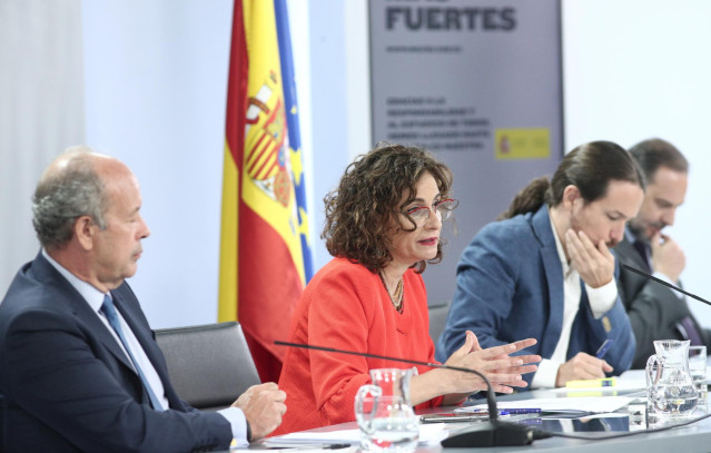 (I-D) El ministro de Justicia, Juan Carlos Campo; la ministra portavoz y de Hacienda, María Jesús Montero; el vicepresidente y ministro de Derechos Sociales y Agenda 2030, Pablo Iglesias, y el ministro de Transportes, Movilidad y Agenda Urbana, José Luis