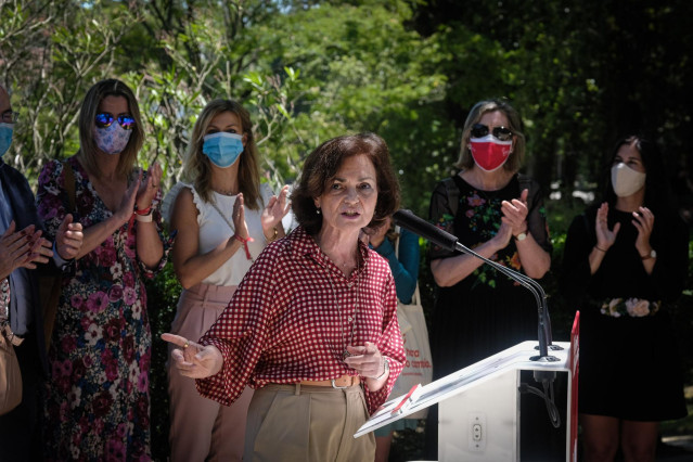 La secretaria de Igualdad del PSOE y vicepresidenta primera del Gobierno, Carmen Calvo, durante su intervención en un encuentro con Mujeres del PsdeG, en el Parque de la Alameda en el que también participa el candidato del PSdeG-PSOE a la Xunta, Gonzalo C