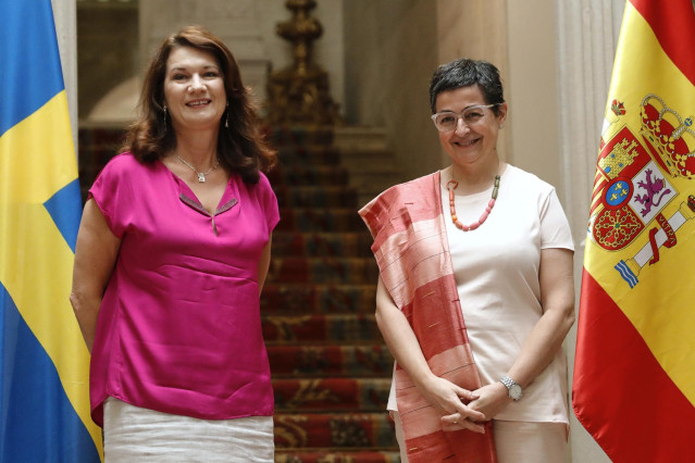 La ministra de Asuntos Exteriores, Unión Europea y Cooperación, Arancha González Laya (d), posa tras su reunión con su homóloga, la ministra de Asuntos Exteriores de Suecia, Ann Linde, en el Palacio de Viana, Madrid (España), a 7 de julio de 2020.