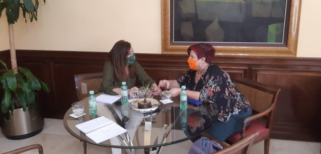 Reunión de la subdelegada del Gobierno en Jaén, Catalina Madueño, y la alcaldesa de Espeluy, Manuela Cobo