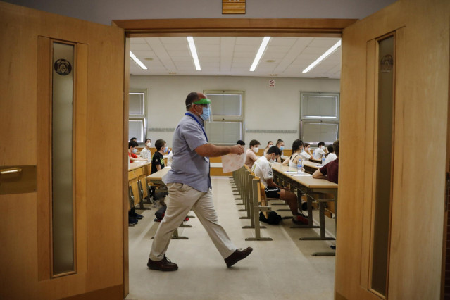 Un grupo de estudiantes de las asignaturas troncales de la rama de Ciencias espera en un aula a comenzar las pruebas de la Evaluación de Acceso a la Universidad (EVAU), con una mayor distancia entre alumnos y uso obligatorio de mascarilla, en el Edificio