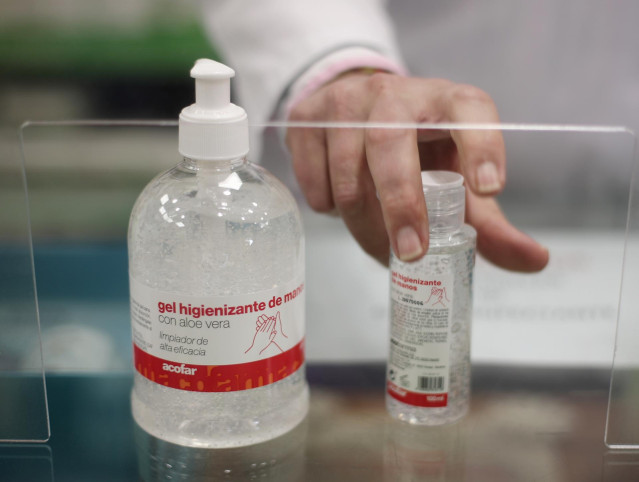 Geles higienizantes a la venta en una farmacia