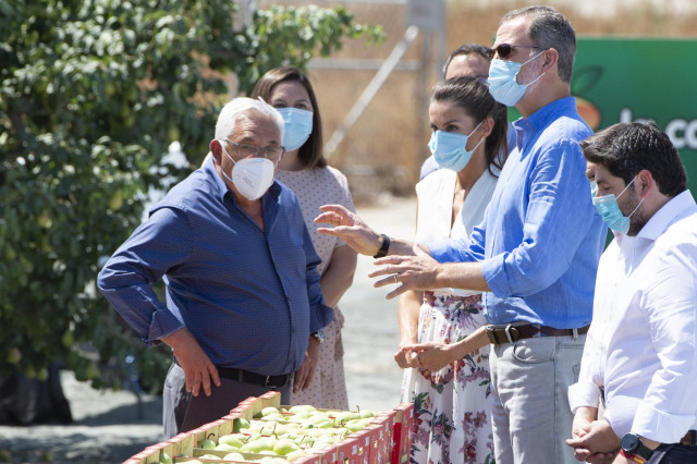 Los Reyes Felipe VI (2d) y Letizia, durante su visita a la cooperativa de frutas La Carrichosa, en Cieza, Murcia (España)