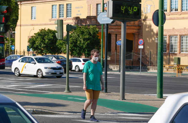 Un peatón paseando con mascarillas cuando el  termómetro marca 44º en la Avenida de la Palmera de Sevilla en un día en el que la ciudad está  en alerta amarilla por altas temperaturas. Sevilla a 22 de junio del 2020