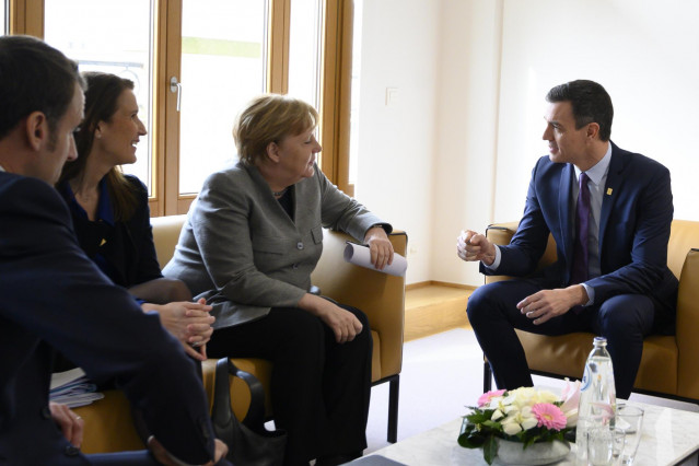 El presidente del Gobierno, Pedro Sánchez (d), con la canciller alemana, Angela Merkel (3i), durante una reunión en Bruselas (Bélgica) a 21 de febreor de 2020.