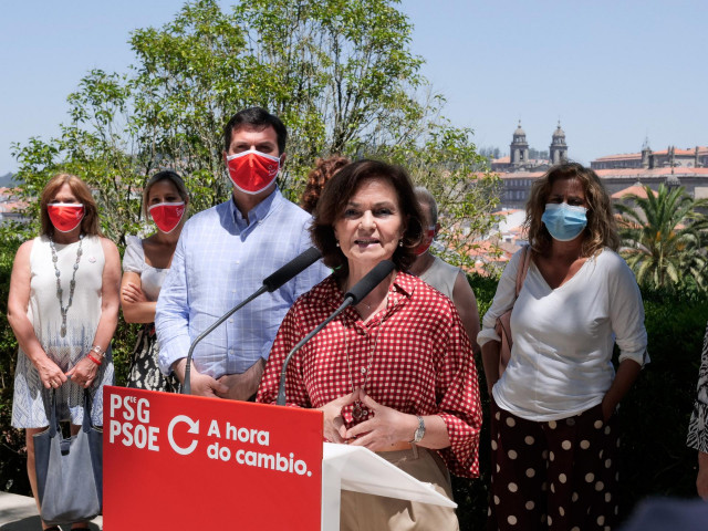 La secretaria de Igualdad del PSOE y vicepresidenta primera del Gobierno, Carmen Calvo, durante su intervención en un encuentro con Mujeres del PsdeG, en el Parque de la Alameda en el que también participa el candidato del PSdeG-PSOE a la Xunta, Gonzalo C