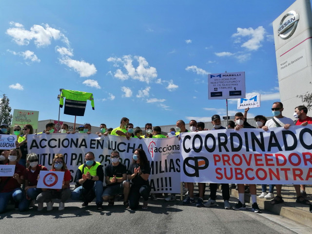 Los trabajadores de las empresas auxiliares de Nissan rodean la planta de la Zona Franca de Barcelona, el 12 de junio de 2020.