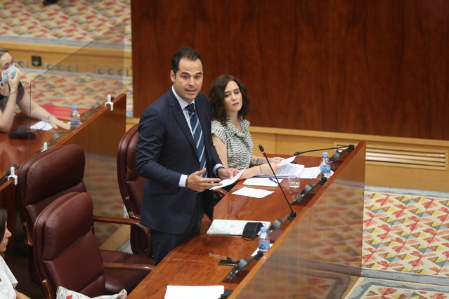 El vicepresidente de la Comunidad de Madrid, Ignacio Aguado (i), responde a una pregunta en la Asamblea de Madrid durante la sesión de control al Gobierno en la Asamblea de Madrid en la que se debate sobre derechos LGTBI, medicalización de residencias y u
