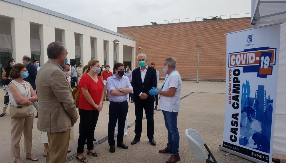 El alcalde de Madrid, José Luis Martínez-Almeida, y la delegada de Seguridad, Inmaculada Sanz, visita una de las carpas para hacer test de coronavirus a la plantilla municipal.