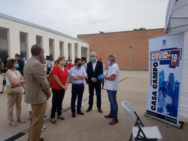 El alcalde de Madrid, José Luis Martínez-Almeida, y la delegada de Seguridad, Inmaculada Sanz, visita una de las carpas para hacer test de coronavirus a la plantilla municipal.