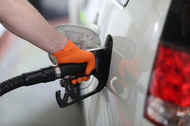 Un hombre echa gasolina a su coche