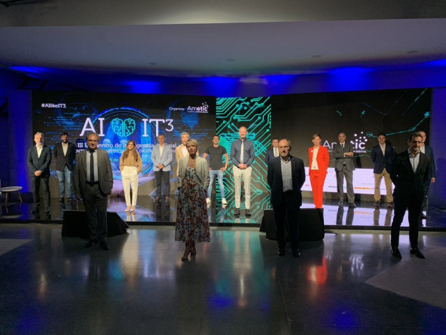 La secretaria de Estado de Digitalización e Inteligencia Artificial, Carme Artigas, y el presidente de Ametic, Pedro Mier, en la inauguración del evento 'AIlikeIT3'