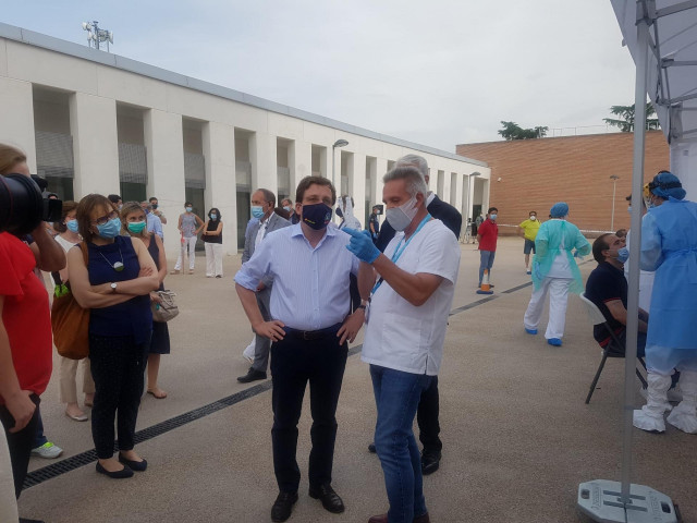 Almeida en su visita a las carpas de Casa de Campo donde se realizan los test a trabajadores del Ayuntamiento