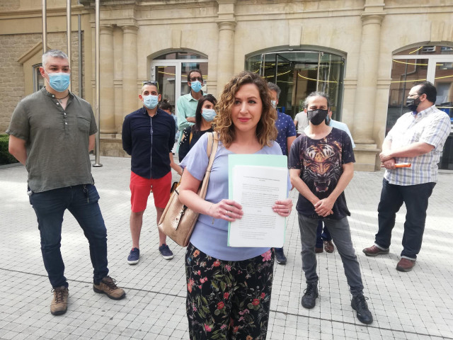 Sara Carreño muestra la demanda que el Consejo Ciudadano alternativo y la candidatura de Entre Todas Podemos va a presentar en el juzgado contra Podemos para anular las primarias de la formación en La Rioja.