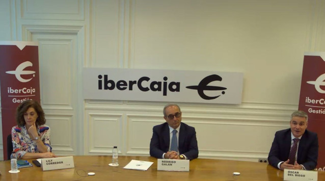 (I-D) Lili Corredor, Directora General De Ibercaja Gestión, Rodrigo Galán, Director Del Grupo Financiero De Ibercaja, Y Óscar Del Diego, Director De Inversiones De Ibercaja Gestión, En Una Presentación Este Miércoles