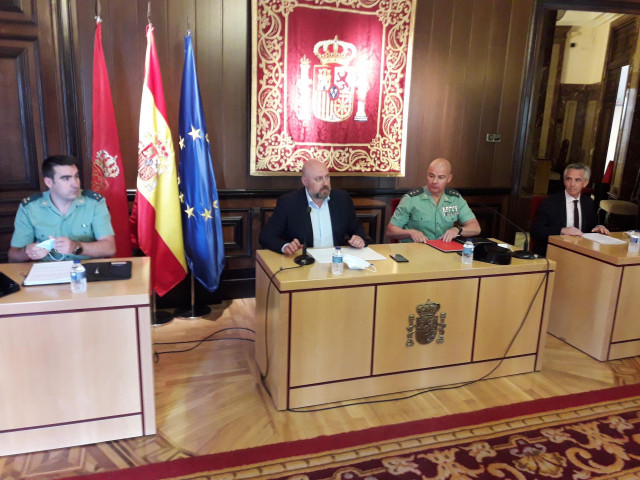 De I-D, el jefe de Policía Judicial de Guardia Civil, Víctor Manuel Obarrio, el delegado del Gobierno en Navarra, José Luis Arasti, el coronel jefe de la Guardia Civil, José Santiago Martín, y el delegado de la Agencia Tributaria, Roberto Pérez.