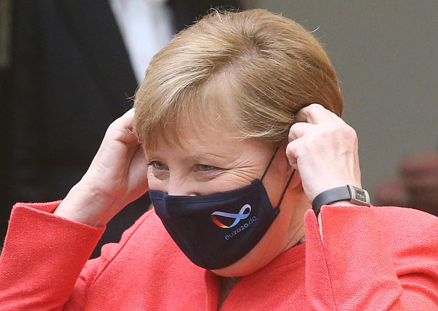 Angela Merkel se quita la mascarilla antes de un discurso en Berlín