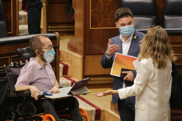 El portavoz de Unidas Podemos en el Congreso, Pablo Echenique, (i), mantiene una conversación con el portavoz parlamentario de Esquerra Republicana (ERC), Gabriel Rufián, y la ministra española de Trabajo y Economía Social, Yolanda Díaz