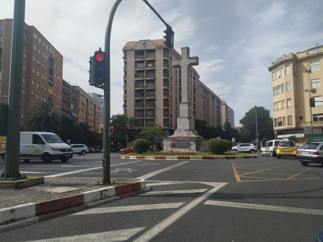 Cruz situada en la plaza de América de Cáceres