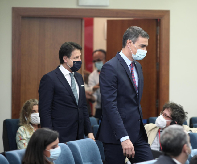 El primer ministro italiano, Giuseppe Conte (i), entra a la rueda de prensa convocada con los medios tras una reunión de trabajo con el presidente del Gobierno, Pedro Sánchez (d), en el Complejo de la Moncloa, Madrid (España), a 8 de julio de 2020.