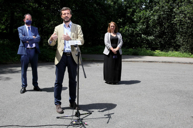 Casado, Iturgaiz y Larrea en  Larrea en la empresa Viralgen en San Sebastián.