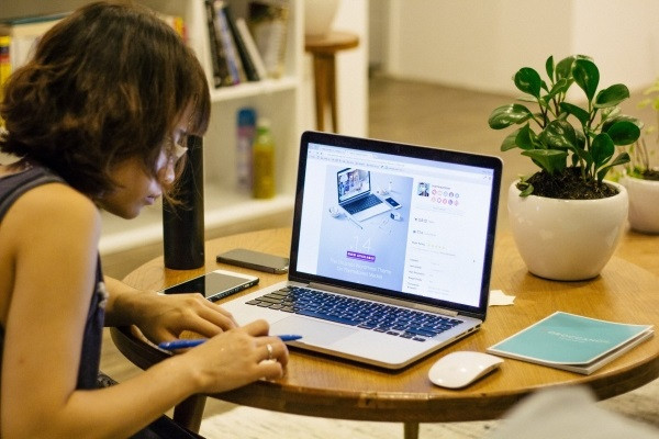 Una mujer teletrabajando desde casa