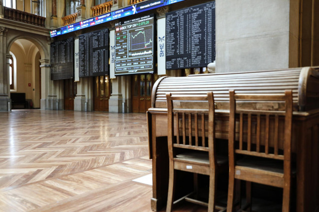 Dos sillas y una mesa en el interior del Palacio de la Bolsa, en Madrid (España)