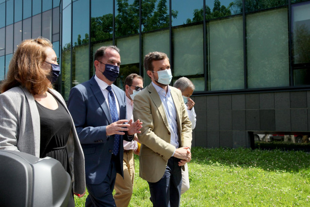 El presidente del Partido Popular, Pablo Casado (1r); el candidato a lehendakari por la coalición PP+Cs, Carlos Iturgaiz (2r); y la candidata al Parlamento Vasco por Guipúzcoa, Muriel Larrea (1i), visitan la empresa Viralgen.