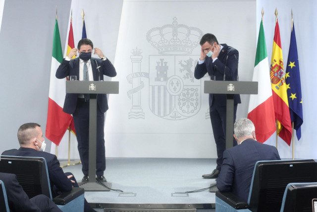 El presidente del Gobierno, Pedro Sánchez (d), y el primer ministro de la República Italiana, Giuseppe Conte (i), se colocan la mascarilla en la rueda de prensa  en el Complejo de la Moncloa, Madrid (España), a 8 de julio de 2020.