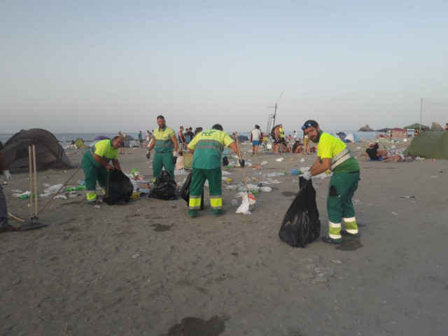 Trabajadores de FCC prestan el servicio de limpieza de las playas de Almuñécar (Granada).