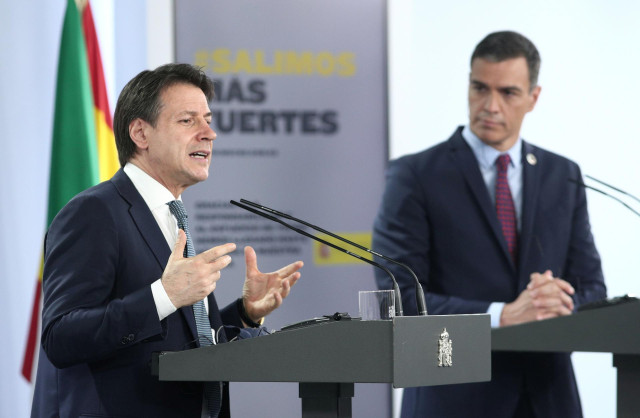 El primer ministro de la República Italiana, Giuseppe Conte (i), en rueda de prensa  tras una reunión de trabajo con el presidente del Gobierno, Pedro Sánchez (d), en el Complejo de la Moncloa, Madrid (España), a 8 de julio de 2020.