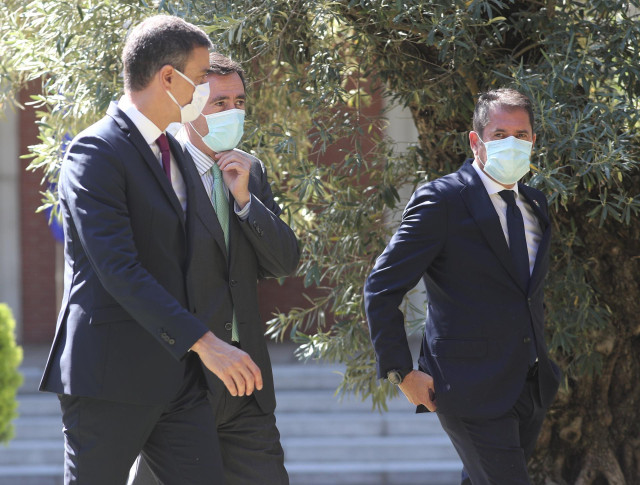 (I-D) El presidente del Gobierno, Pedro Sánchez, el presidente de la Confederación Española de Organizaciones Empresariales (CEOE), Antonio Garamendi, y el presidente de la Confederación Española de la Pequeña y Mediana Empresa Cepyme, Gerardo Cuerva