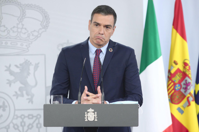 El presidente del Gobierno, Pedro Sánchez, interviene en la rueda de prensa convocada  tras una reunión de trabajo con el primer ministro de la República Italiana, Giuseppe Conte, en el Complejo de la Moncloa, Madrid (España), a 8 de julio de 2020.