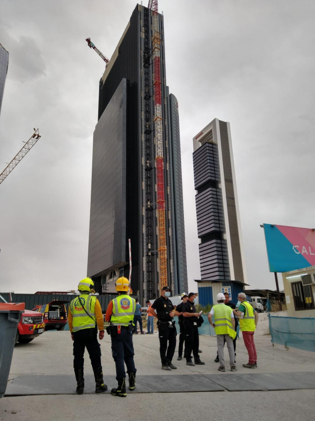 Equipos de emergencia en la torre Caleido de Madrod por el escape de gas provocado este mediodía por la rotura accidental de una tubería, que no ha afectado a ninguna persona, instalación o edificio