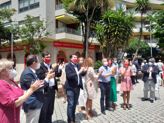 El candidato del PSdeG a la presidencia de la Xunta, Gonzalo Caballero, con el ministro de Sanidad, Salvador Illa, en un mitin en Vigo.