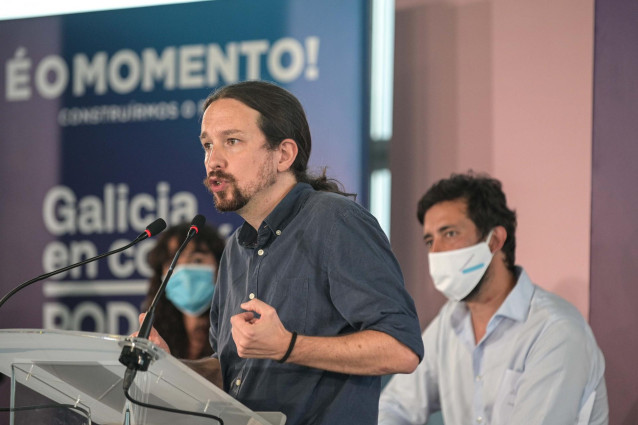 El secretario general de Podemos y vicepresidente segundo del Gobierno, Pablo Iglesias, durante su intervención junto al secretario general de Podemos Galicia y candidato de Galicia en Común-Anova a la presidencia de la Xunta de Galicia, Antón Gómez-Reino