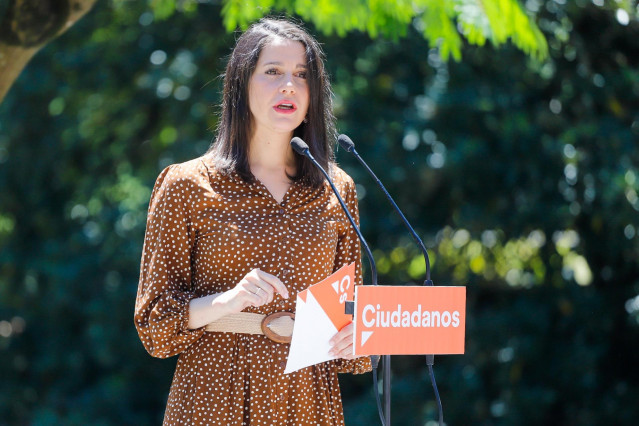 La presidenta de Ciudadanos, Inés Arrimadas, interviene en un 'Encuentro Ciudadano' celebrado en el marco de las elecciones gallegas del 12J al que también asiste la candidata del partido a la Xunta, Beatriz Pino, en Vigo (Pontevedra/Galicia/España) a 4 d