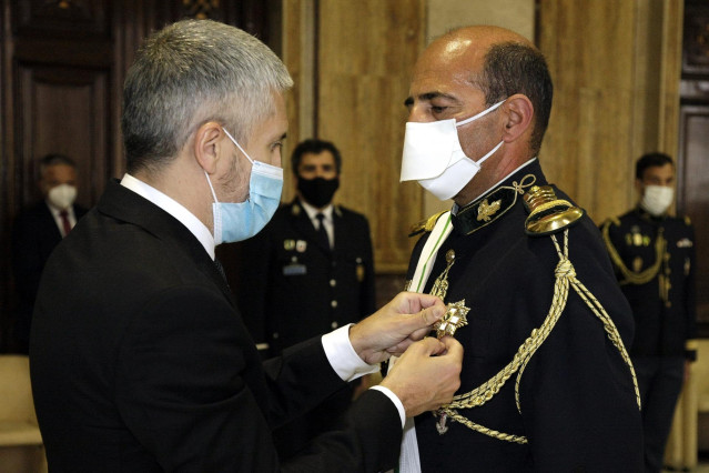 El ministro del Interior, Fernando Grande-Marlaska, impone al comandante general de la Guarda Nacional Republicana (GNR) de Portugal, Luis Francisco Botelho, la Gran Cruz al Mérito de la Guardia Civil.