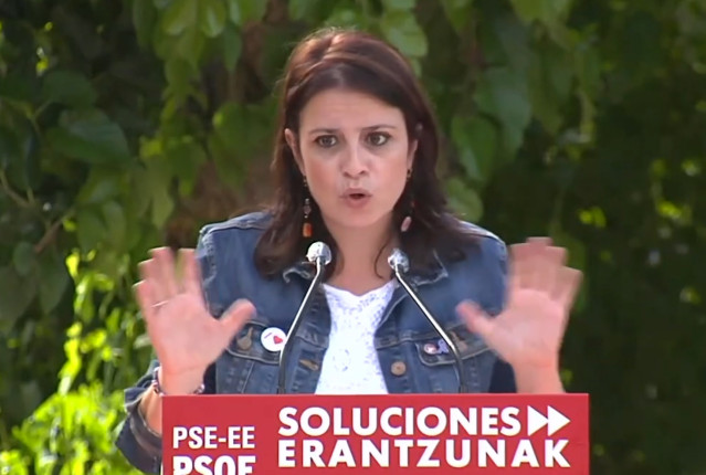 La portavoz socialista en el Congreso apoya a Mendia en un mitin en Vitoria.