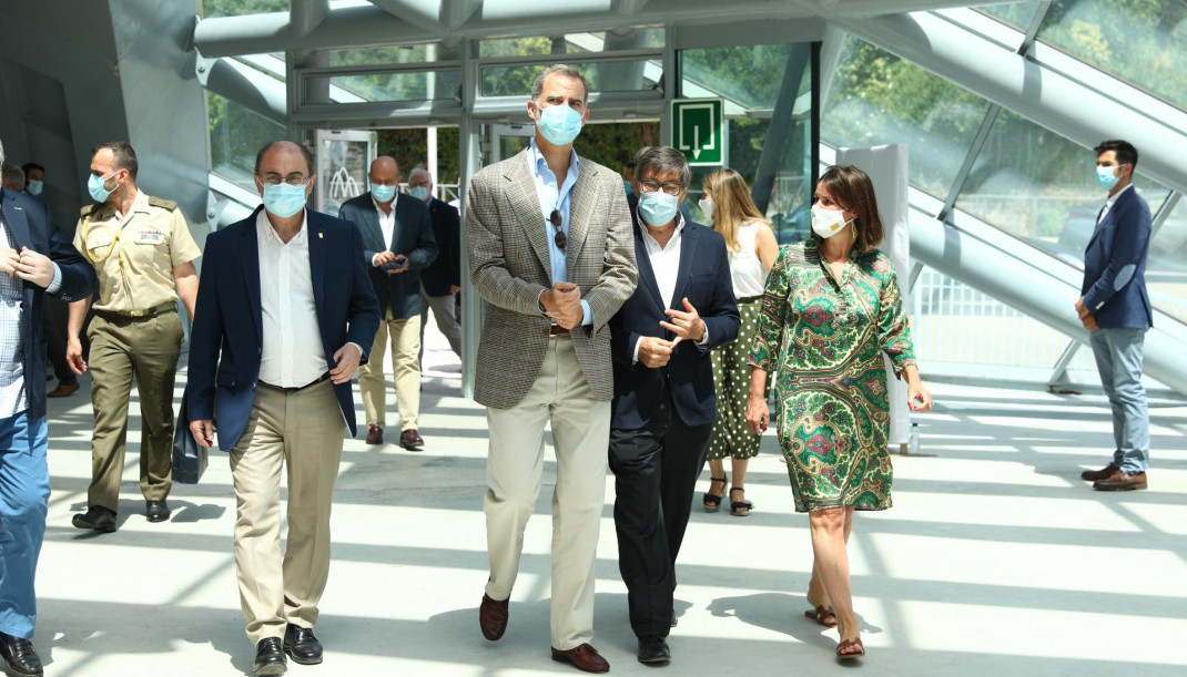 El Rey de España, Don Felipe VI, con las autoridades aragonesas en el Palacio de Hielo de Jaca.