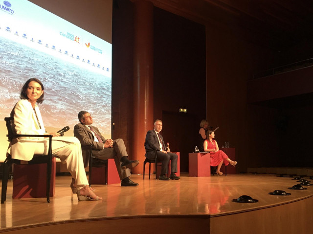 La ministra de Turismo, Reyes Maroto, junto al secretario de la OMT, Zurab Pololikashvili; el presidente de Canarias, Ángel Víctor Torres, y la consejera canaria de Turismo, Yaiza Castilla, en rueda de prennsa