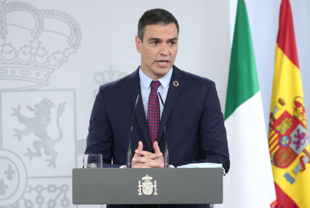 El presidente del Gobierno, Pedro Sánchez, interviene en la rueda de prensa convocada con los medios tras una reunión de trabajo con el primer ministro de la República Italiana, Giuseppe Conte, en el Complejo de la Moncloa, Madrid (España), a 8 de julio d