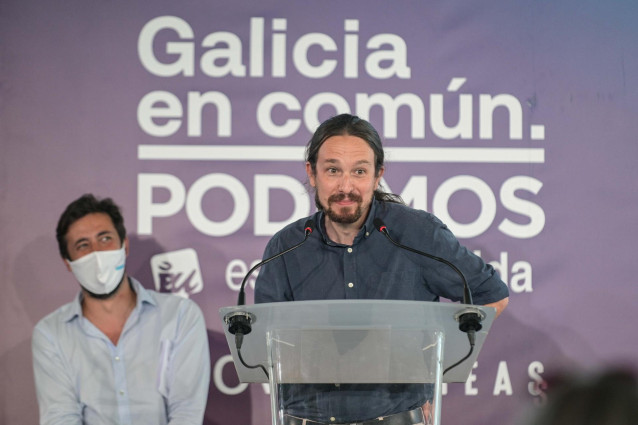 El secretario general de Podemos y vicepresidente segundo del Gobierno, Pablo Iglesias, durante su intervención junto al secretario general de Podemos Galicia y candidato de Galicia en Común-Anova a la presidencia de la Xunta de Galicia, Antón Gómez-Reino