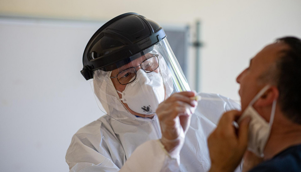 Un médico toma muestras para una prueba de coronavirus en Guetersloh