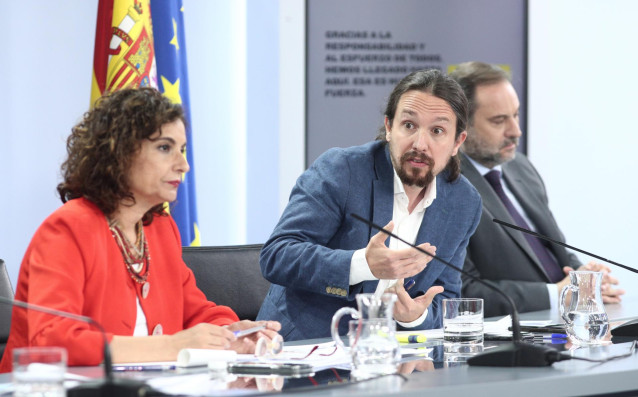 (I-D) La ministra portavoz y de Hacienda, María Jesús Montero; el vicepresidente y ministro de Derechos Sociales y Agenda 2030, Pablo Iglesias, y el ministro de Transportes, Movilidad y Agenda Urbana, José Luis Ábalos, durante la rueda de prensa posterior