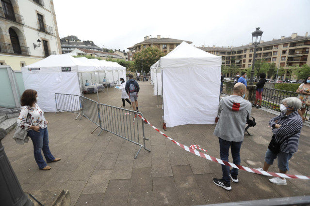 Vecinos de Ordizia hacen cola para realizarse un test de coronavirus en las carpas instaladas en el parque Barrena por el Ayuntamiento de Ordizia para realizar test ante el posible brote de COVID-19 detectado en la localidad guipuzcoana, en Ordizia