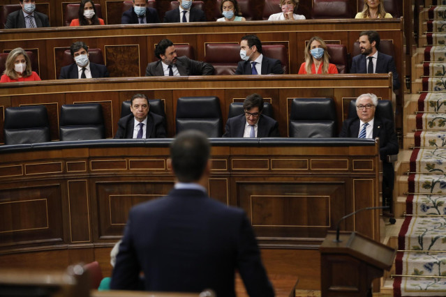 El presidente del Gobierno, Pedro Sánchez (de espaldas), durante la primera sesión de control al Gobierno en el Congreso de los Diputados tras el estado de alarma, en Madrid (España), a 24 de junio de 2020. El Congreso da esta semana un paso más hacia la