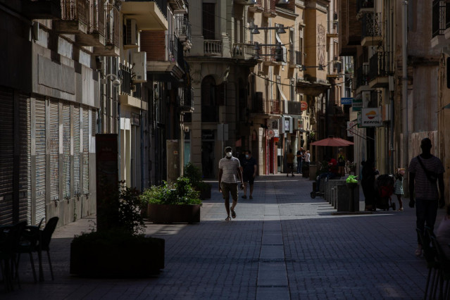 Varias personas caminan por una calle del centro de Lleida, capital de la comarca del Segrià, en Lleida, Catalunya (España), a 6 de julio de 2020. El presidente de la Generalitat, Quim Torra, anunció el pasado sábado el confinamiento perimetral por 14 día