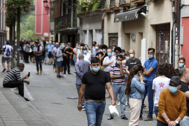 Vecinos de Ordizia hacen cola para realizarse un test de coronavirus en las carpas instaladas en el parque Barrena por el Ayuntamiento de Ordizia para realizar test ante el  brote de COVID-19 detectado en la localidad guipuzcoana